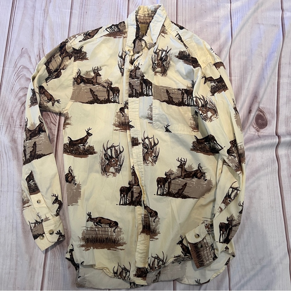 Men's deer / hunting attire shirt. Size Men's Small (34/36)